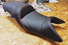 Selle-moto-type-confort-simili-cuir-carbone