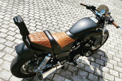 Yamaha-V-Max-selle-cuir-preparateur-Dads-Garage